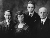 P.L.ゲルハードと家族