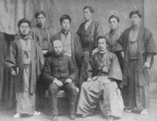 最初の六人の生徒と推察される。後列左から2人目が島貫兵太夫