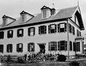 最初の校舎（1889年完成）