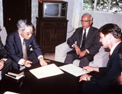 情野学長とアーサイナス大リクター学長による交流調印式 1982年