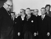西ドイツ政府より勲章を受ける杉山元治郎元理事長 1964年