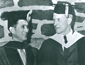アーサイナス大学から名誉学位を受ける小田学長 1956年